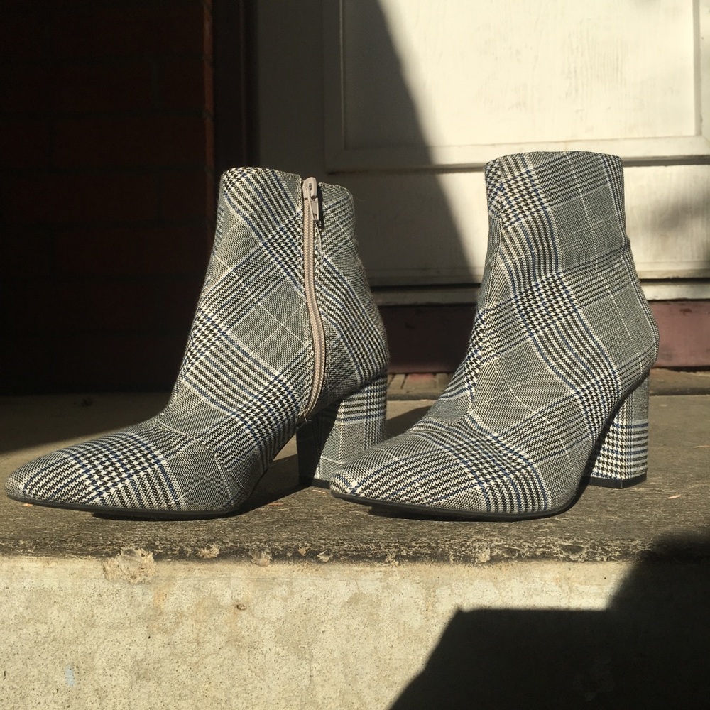 Forever 21 Black, White, and Blue Ankle Bootie 🐋